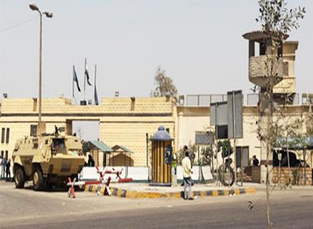 مأساة المعتقلين بأبو زعبل.. سجين يلبس “بامبرز”