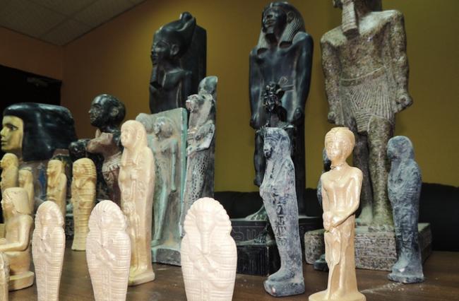 حبس لواء شرطة سابق و3 آخرين بتهمة ترويج آثار مزيفة في المنيا