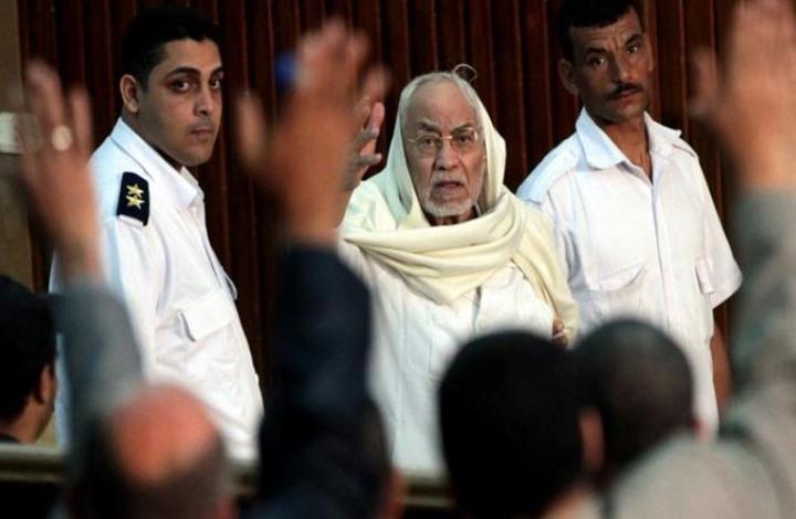 ابنة عاكف: “والدي أصيب بكسر في مفصل الفخذ بالسجن ومش راحمين سنه”