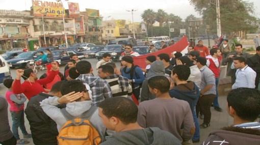 العشرات بسوهاج يطالبون تشكيل حكومة إنقاذ وطني