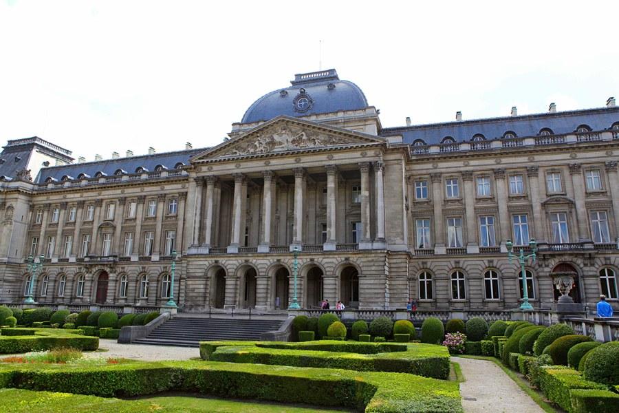 رغم نفي السلطات.. التليفزيون البلجيكي: إجلاء العائلة المالكة من القصر