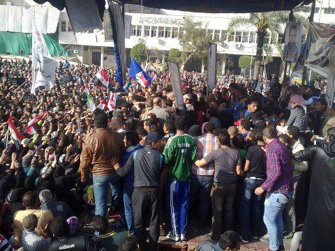 “عكاشة” يصل بورسعيد ..والمعارضة: يتاجر بدماء الشهداء