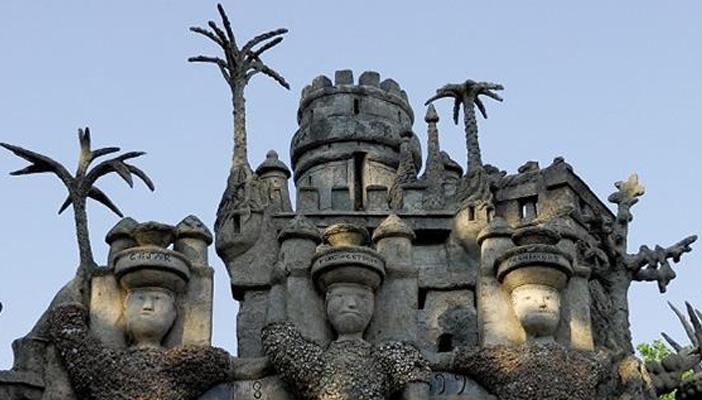 ساعي بريد يبني قصرًا من حصيّ جمعها على مدار 33 عامًا