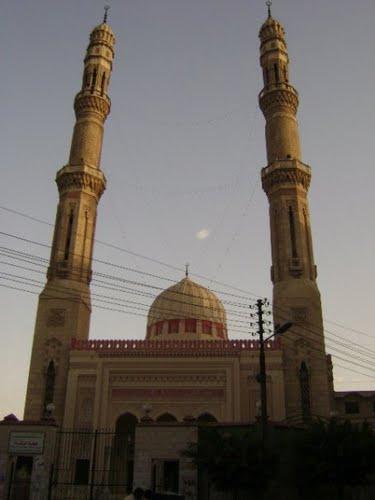 أهالي المحلة يفكون حصار البلطجية عن مسجد قادوس