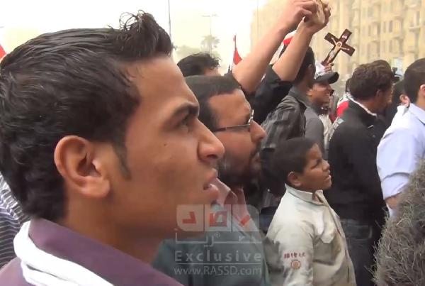 بالفيديو..المصلين يرفعون الصليب بخطبة الجمعة بالتحرير