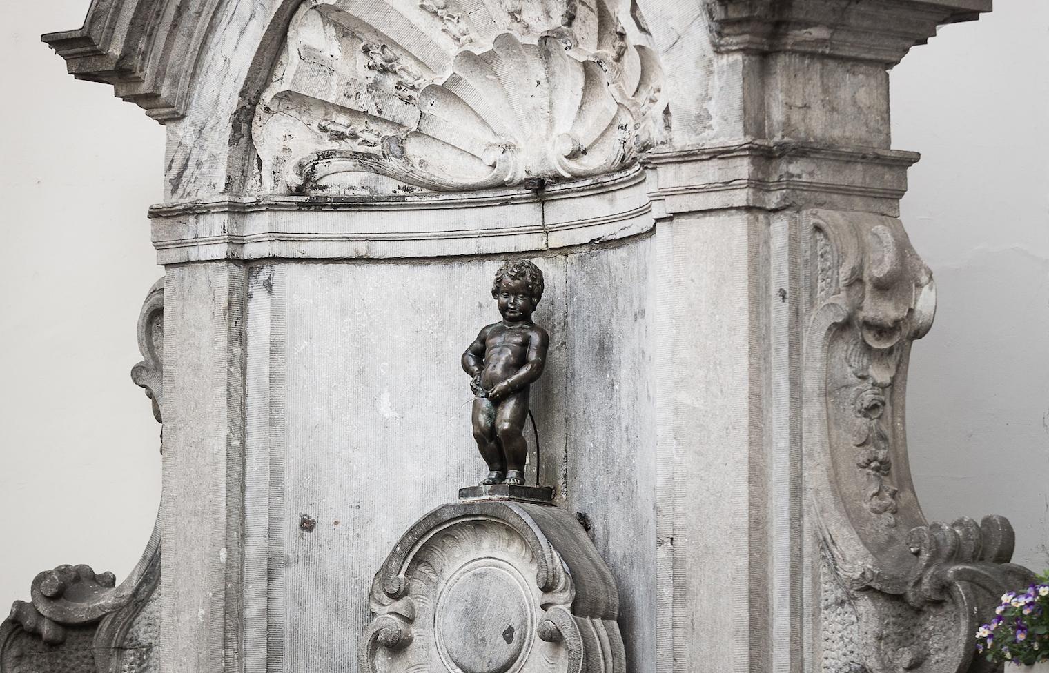 البلجيكيون يعبرون عن مشاعرهم تجاه التفجيرات بتمثال “الطفل المتبول”