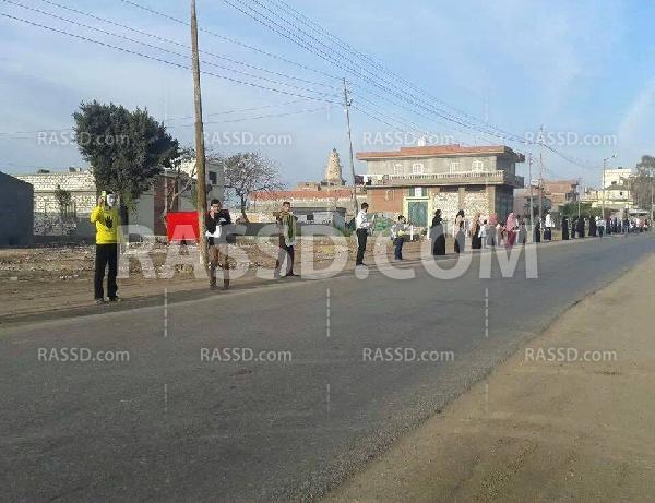 سلسلة بشرية على طريق طناح المنصورة رفضا لمحاكمة مرسى