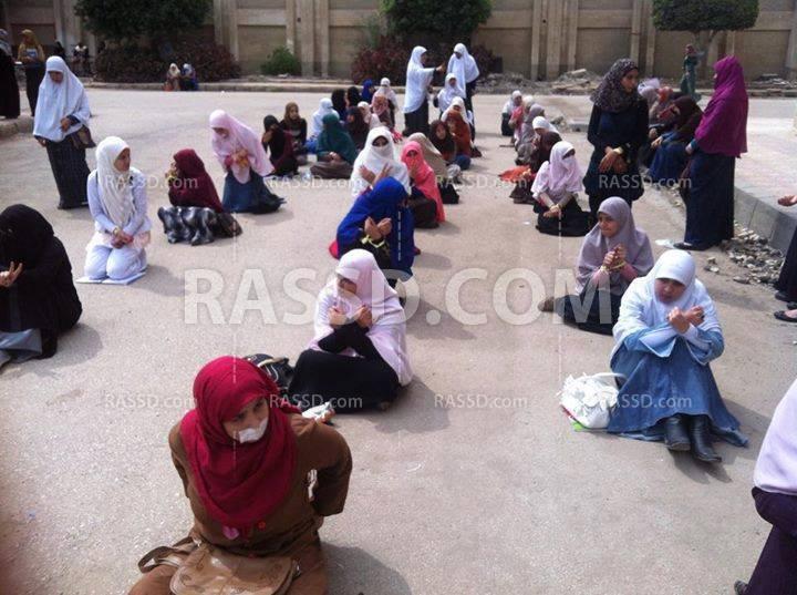 عرض صامت لطالبات أزهر الزقازيق للمطالبة بالإفراج عن زميلاتهن