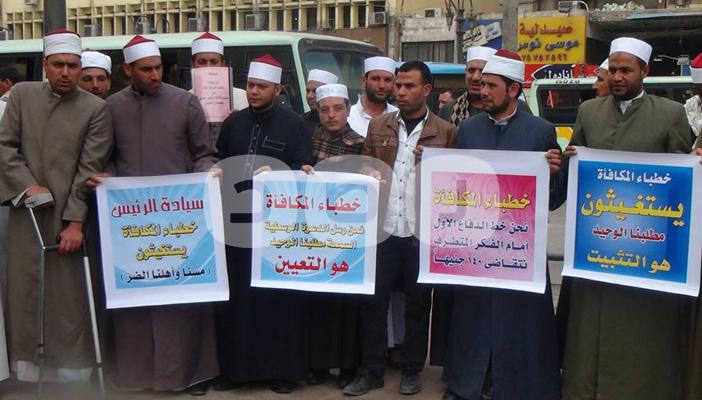 بالصور.. وقفة لخطباء المكافأة أمام مسجد الفتح برمسيس للمطالبة بالتعيين