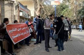 حملة الماجستير يتظاهرون أمام مجلس الوزراء