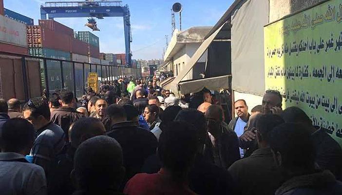 تجار بورسعيد يتظاهرون تنديدًا بالأوضاع المعيشية