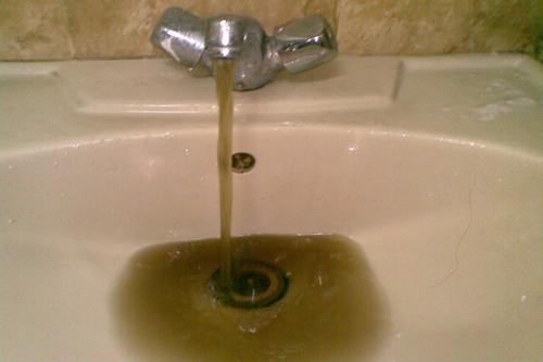 “إسكندرية بتشرب مجاري” يتصدر “تويتر”.. ومغردون: ماشربتش من مجاريها؟