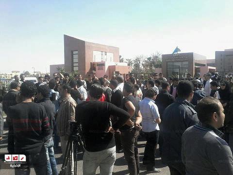 تظاهر العشرات أمام البوابة الرابعة لمدينة الإنتاج الإعلامي