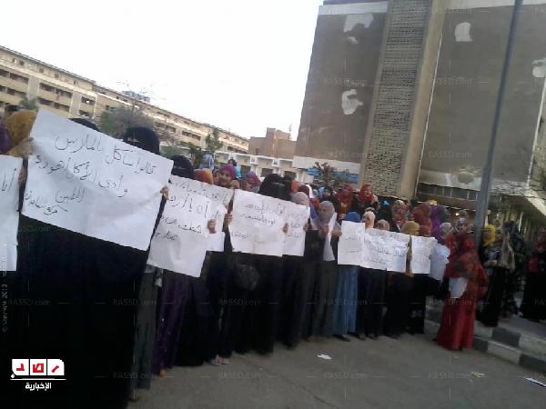 طالبات الأزهر تتظاهرن أمام المشيخة لتحسين الخدمات