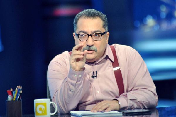 بالفيديو.. إبراهيم عيسى يحذر من خطر الإنترنت على العسكر