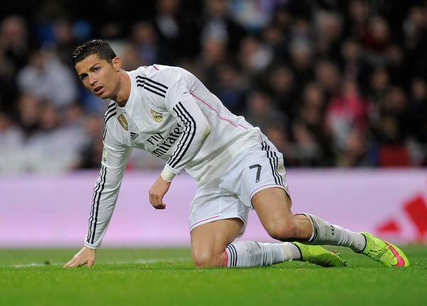 بالفيديو.. كاميرات تلتقط رونالدو يشير للحكم بحركة فاضحة