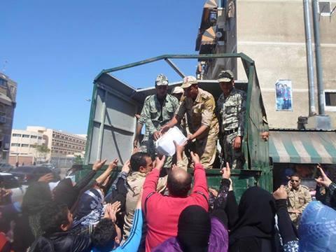 الجيش الميداني يوزع “الزيت والسكر “على مواطني بورسعيد