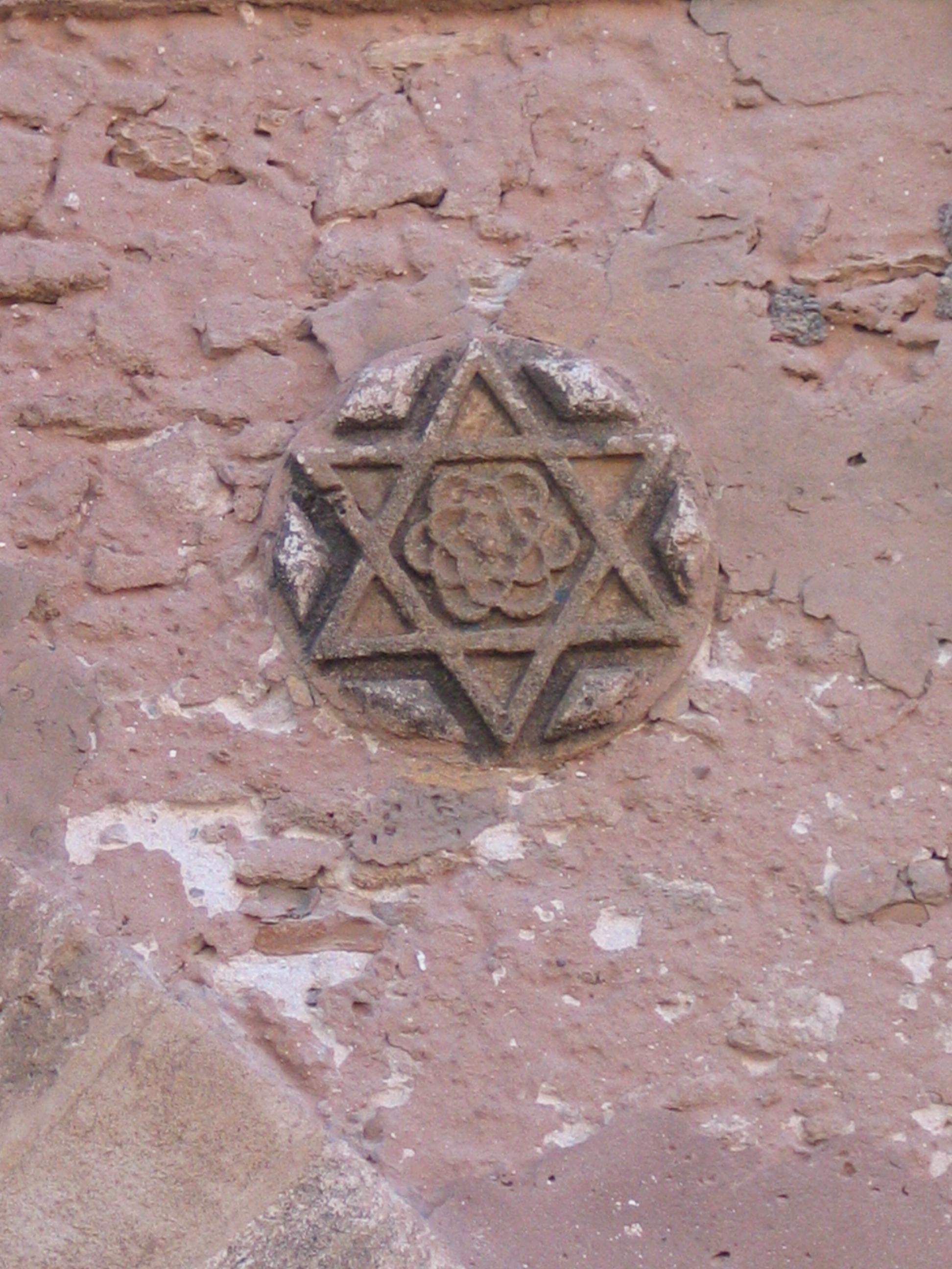 بعد رسم نجمة داود في المعبد البطلمي..”الآثار” تحذر البعثة الألمانية