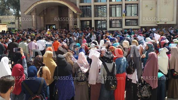 تظاهرات حاشدة بجامعة المنصورة رفضا لأحكام القضاء