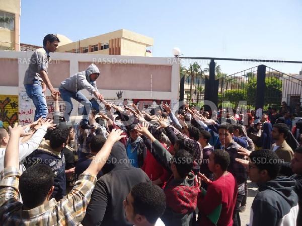 وقفة طلابية بجامعة دمياط الجديدة رفضًا للانقلاب