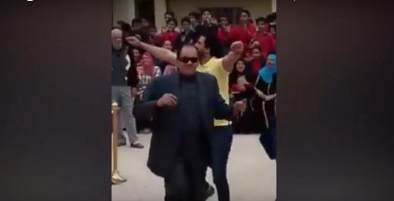 بالفيديو.. مدير مدرسة يرقص وسط طلابه على أغاني “مهرجانات”