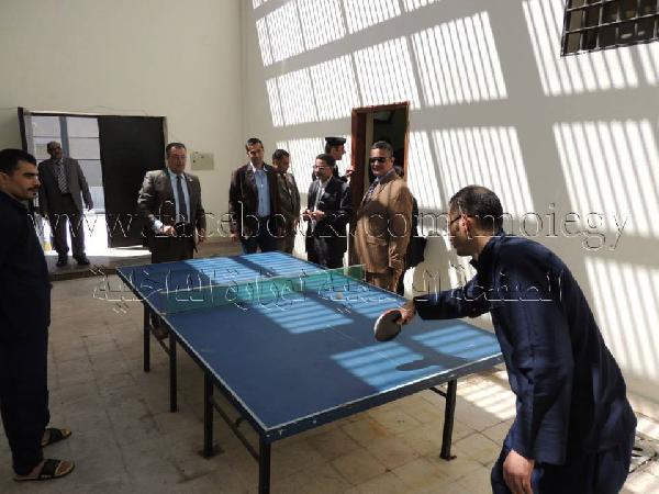 الداخلية تنشر صور لمساجين يلعبون التنس أثناء زيارة حقوق الانسان