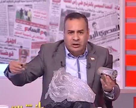 بالفيديو.. القرموطي يحضر هيكلا لقنبلة في كيس زبالة ببرنامجه