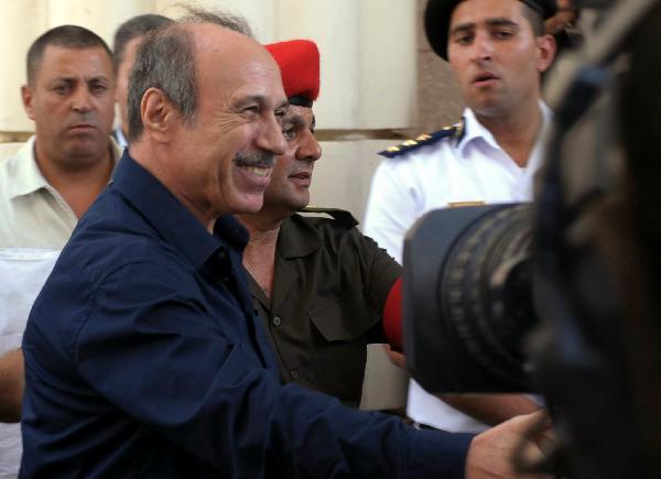 العادلي لـ”الضباط” أثناء خروجه: شكرًا على حسن المعاملة