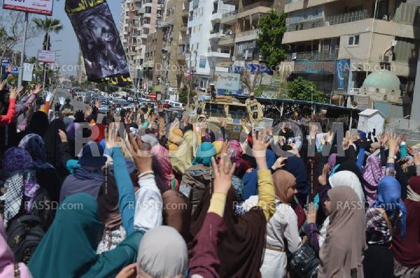 بالصور.. مسيرة طالبات الأزهر تصل بالقرب من ميدان رابعة