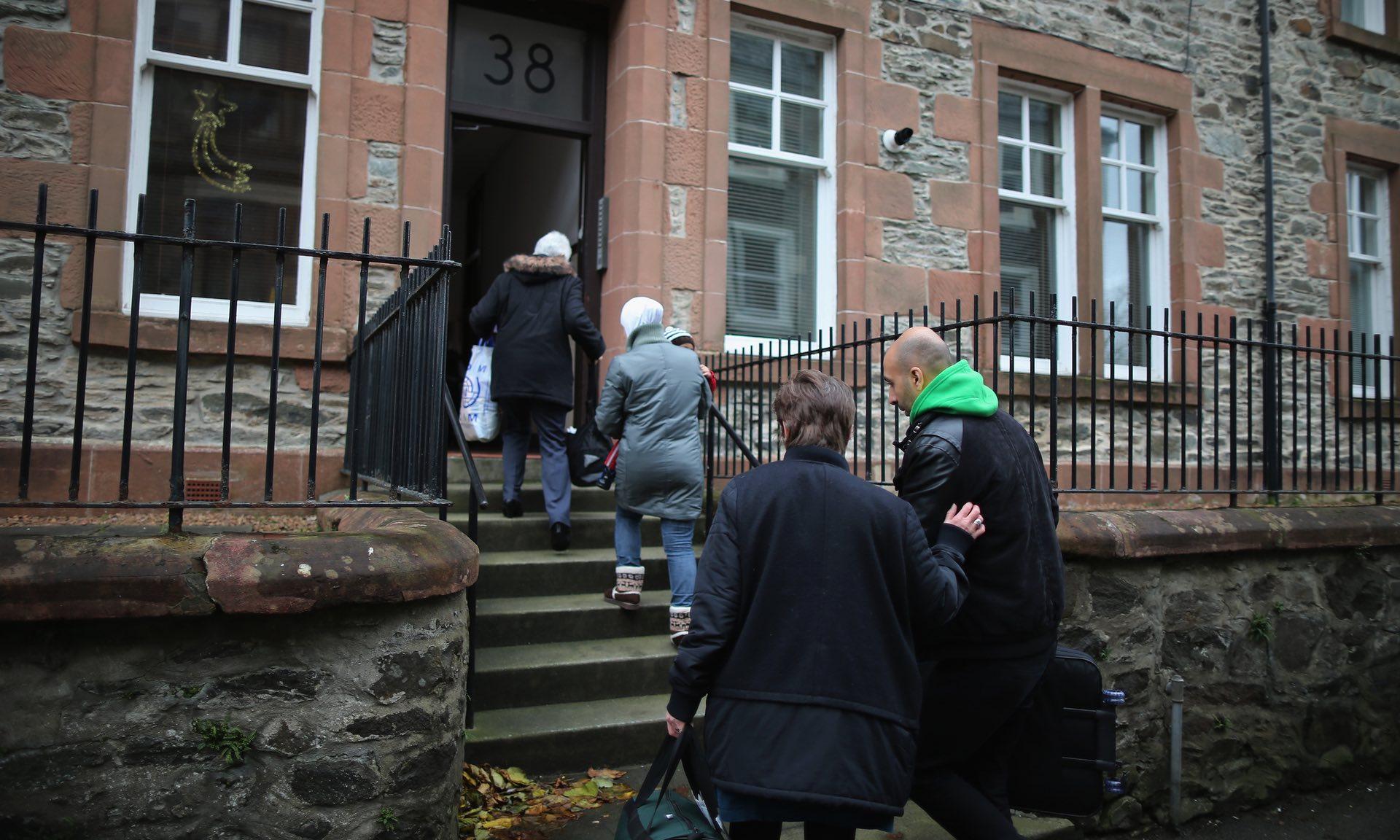 الجارديان: طالبو اللجوء السوريون في بريطانيا يواجهون الجوع والفقر