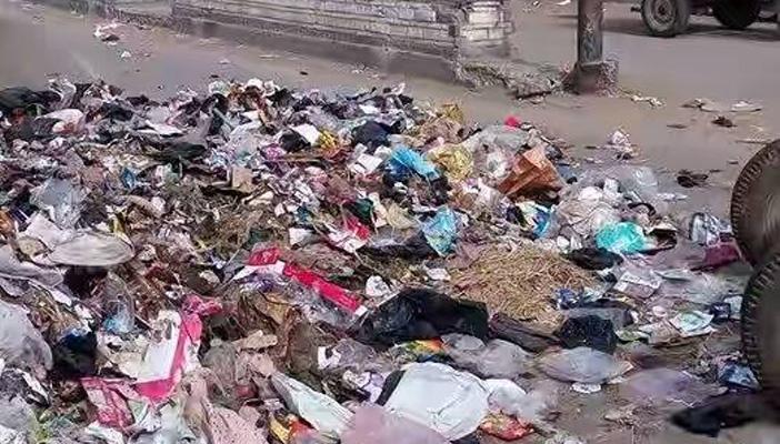 القمامة تملأ شوارع المطرية.. والأهالي: “اتعودنا على كده”!