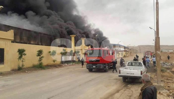 بالصور.. الحريق يلتهم كامل مصنع الهلال والنجمة في سوهاج