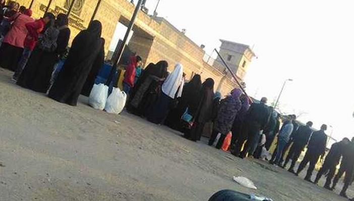 أهالي معتقلي المنيا يروون معاناتهم مع سجن أسيوط.. رشاوى وتعنت ومضايقات