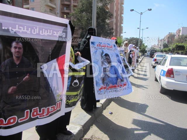 سلسلة بشرية لـ”نساء ضد الانقلاب” ببورسعيد تنديدا بترشح السيسى