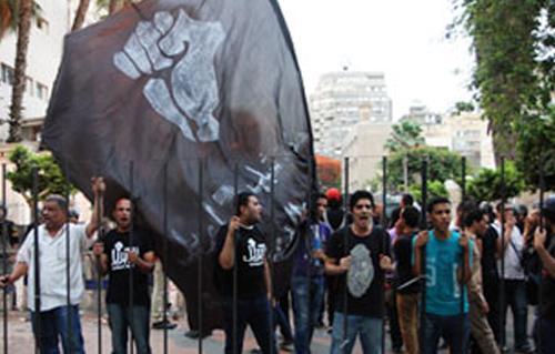 6 إبريل ترفض ترشيح عسكري للرئاسة