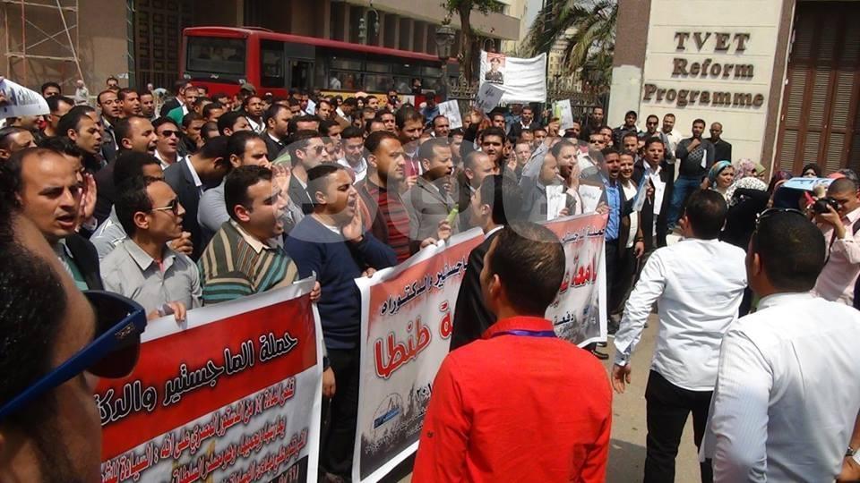 بالصور.. 6 وقفات احتجاجية أمام مجلس النواب بالتزامن مع بيان الحكومة