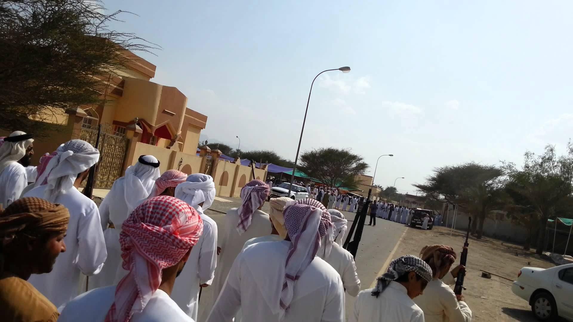 بالفيديو.. شيخ إماراتي يتسبب في كارثة بعد حضوره حفل زفاف بـ”مروحية”