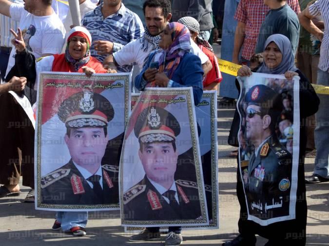 مشادات بين أنصار السيسي والمارة بميدان عبد المنعم رياض