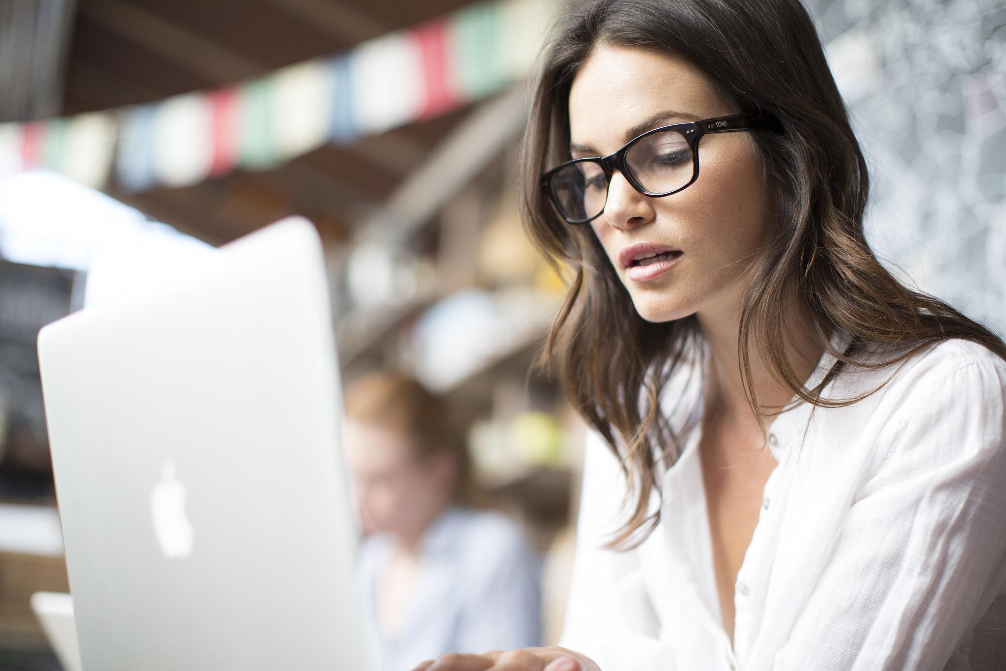 دراسة أميركية: الرجال يهابون المرأة الأكثر ذكاء عمليا ويفضلونها نظريا