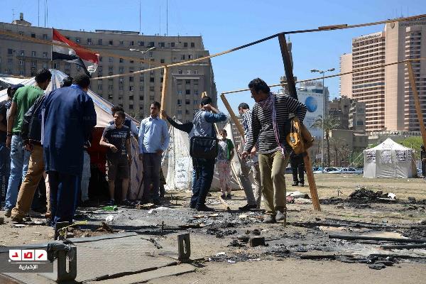 مجهولون يقتحمون التحرير للمرة الثانية ويحرقون خيام المعتصمين