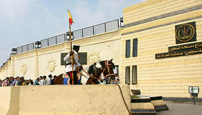 خالد المصري: منع الزيارات عن العقرب مستمر حتى 11 أبريل