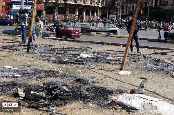أصحاب المحلات بالتحرير ينظمون حركة المرور بالميدان