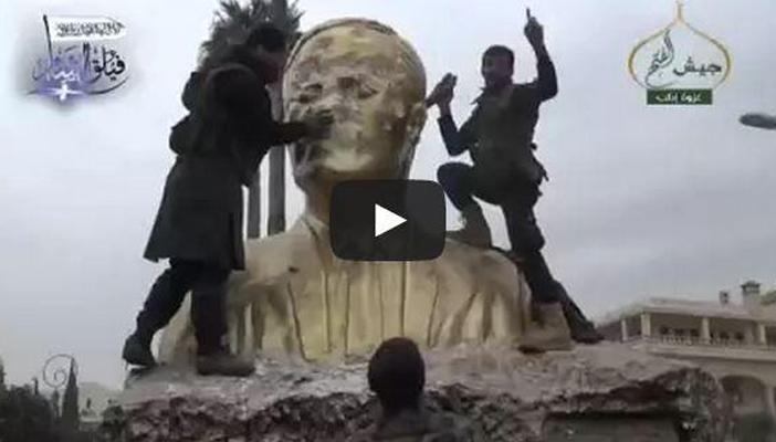 بالفيديو.. الثوار يهدمون تماثيل الأسد بعد تحرير إدلب بالكامل