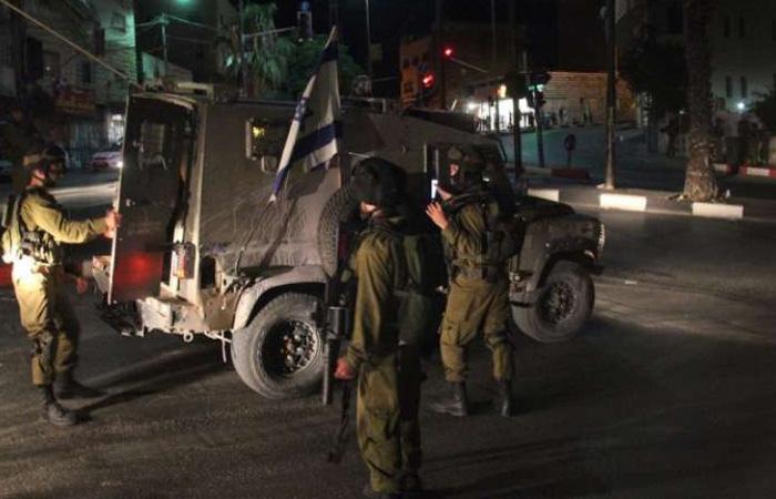 قوات الاحتلال “الإسرائيلي” تعتقل 30 فلسطينيًا صباح اليوم