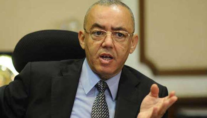 وزير الطيران: 7 أشخاص لا يزالون على متن الطائرة المختطفة