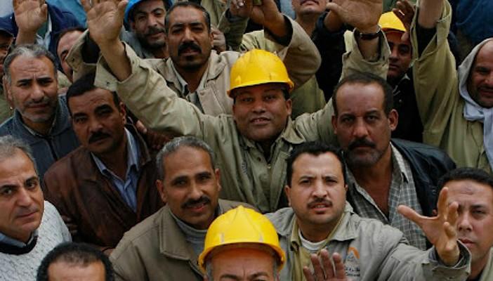 عمال أسمنت طره يهددون بالتصعيد بعد اعتصامهم لليوم الثالث