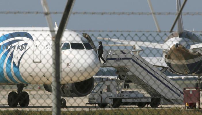 بالفيديو.. “الوطن” تجري اتصالا هاتفيا بقائد الطائرة المختطفة