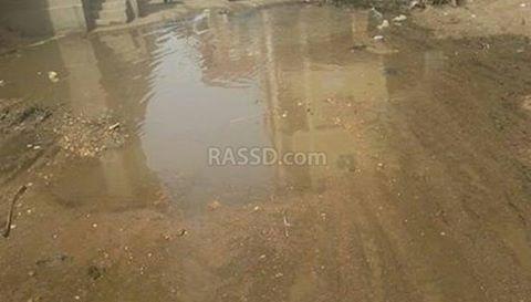 ماسورة صرف صحي تعيق حياة أهالي إحدى قرى الفيوم