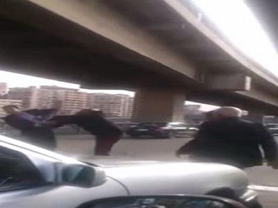 بالفيديو.. أمين شرطة يضرب أستاذا جامعيا بجوار جامعة القاهرة