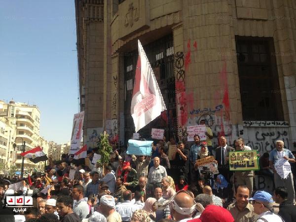 بالفيديو متظاهرو دار القضاء يغنون بالبرسيم